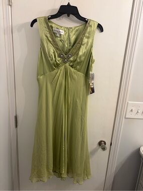 Donna Ricco Light Green Embellished V-Neck Evening Dress